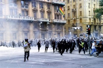 1599px-Genova-G8_2001-Carica_della_polizia