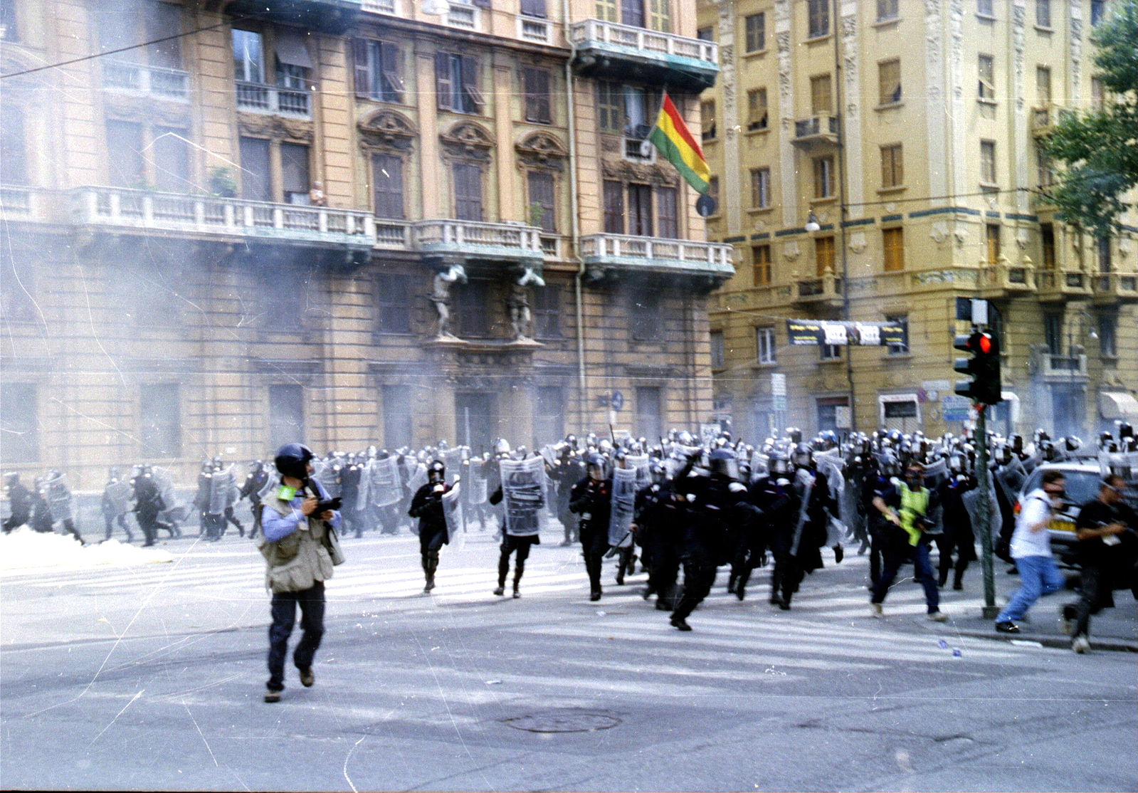 1599px-Genova-G8_2001-Carica_della_polizia