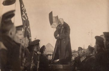 1591px-Nicolas_Tcheidze,_president_du_Comité_exécutif_du_Soviet_de_Petrograd,_haranguant_la_foule_devant_le_Palais_de_Tauride,_en_1917