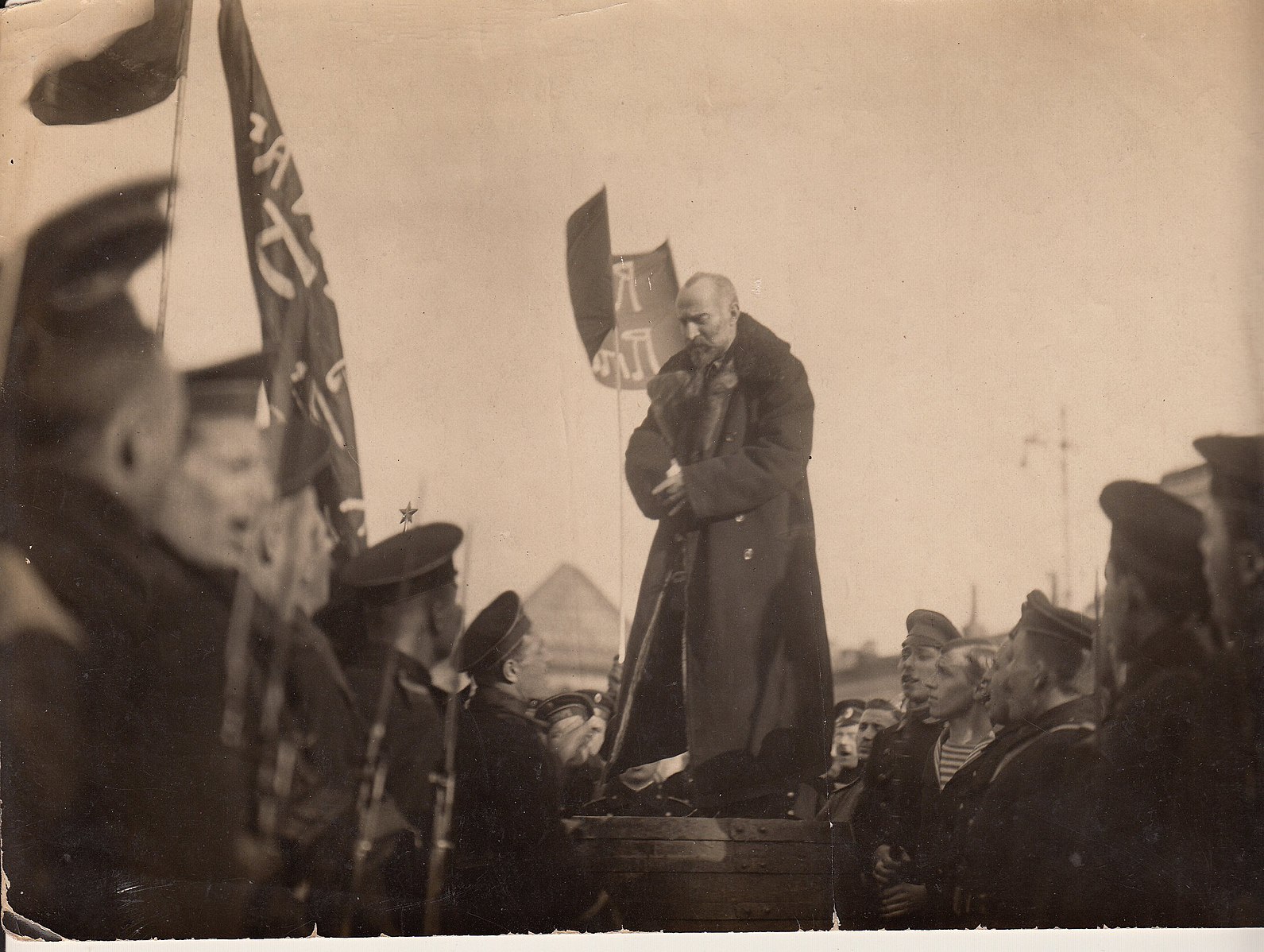 1591px-Nicolas_Tcheidze,_president_du_Comité_exécutif_du_Soviet_de_Petrograd,_haranguant_la_foule_devant_le_Palais_de_Tauride,_en_1917