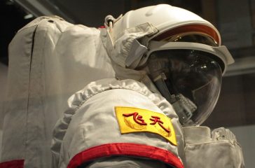 Chinese_EVA_spacesuit_(2)