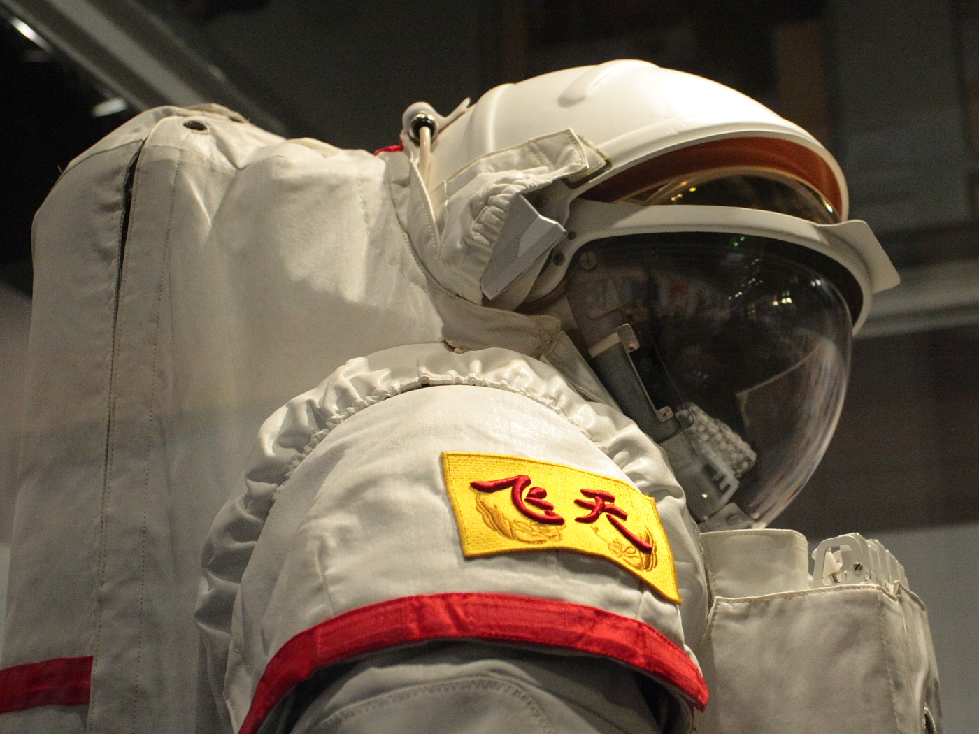 Chinese_EVA_spacesuit_(2)